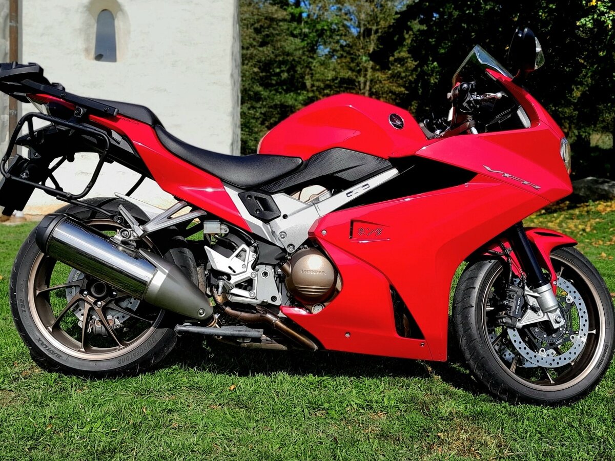 Honda VFR 800 F, posledny model 2014-2021,kup SR, minimum km - 2