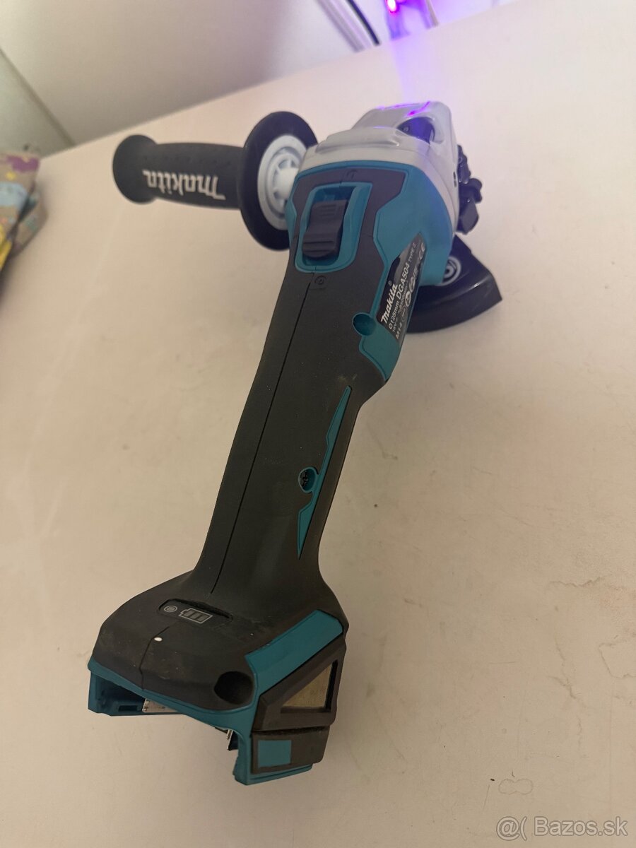 Makita DGA504 - 2