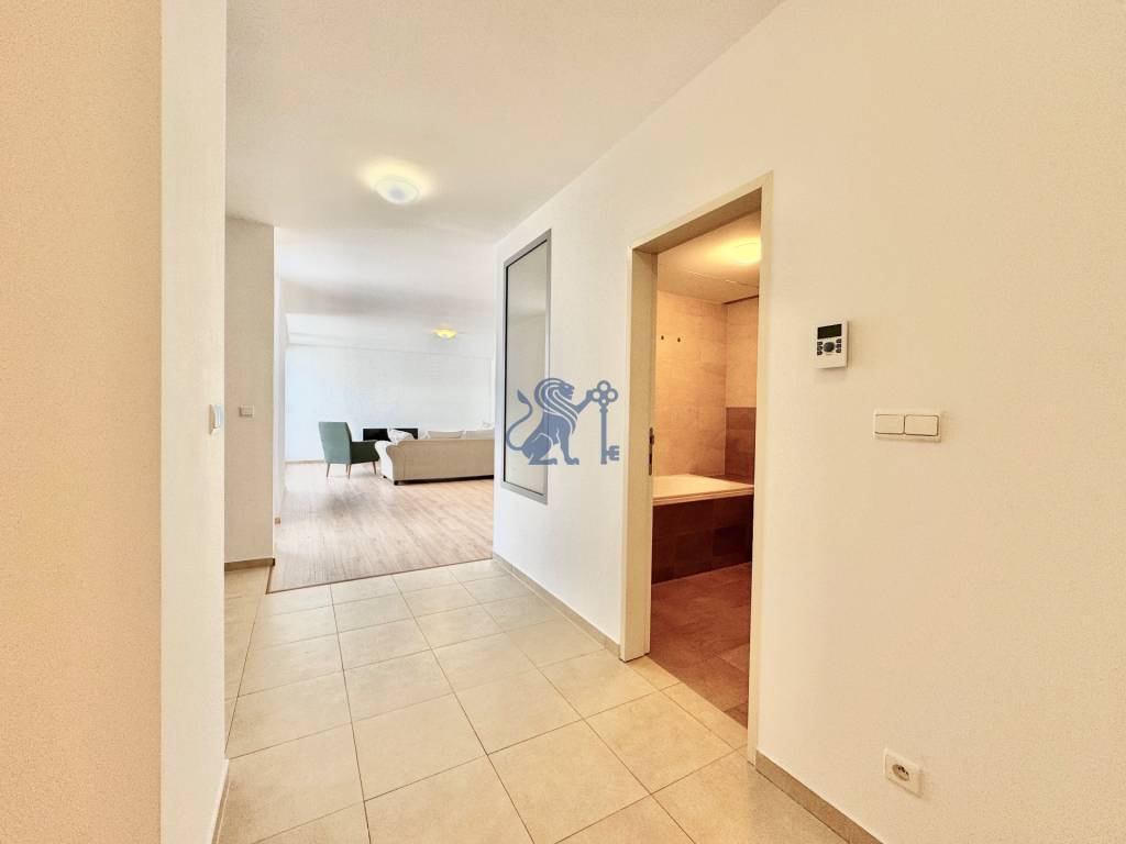 Na prenájom veľký 2- izb. byt na začiatku Koliby s terasou a - 2