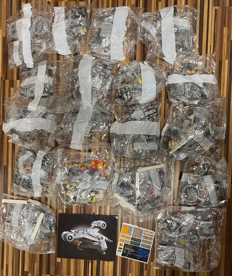 The Razor Crest Star Wars 75331 Kantina Mos Eisley 75290 - 2