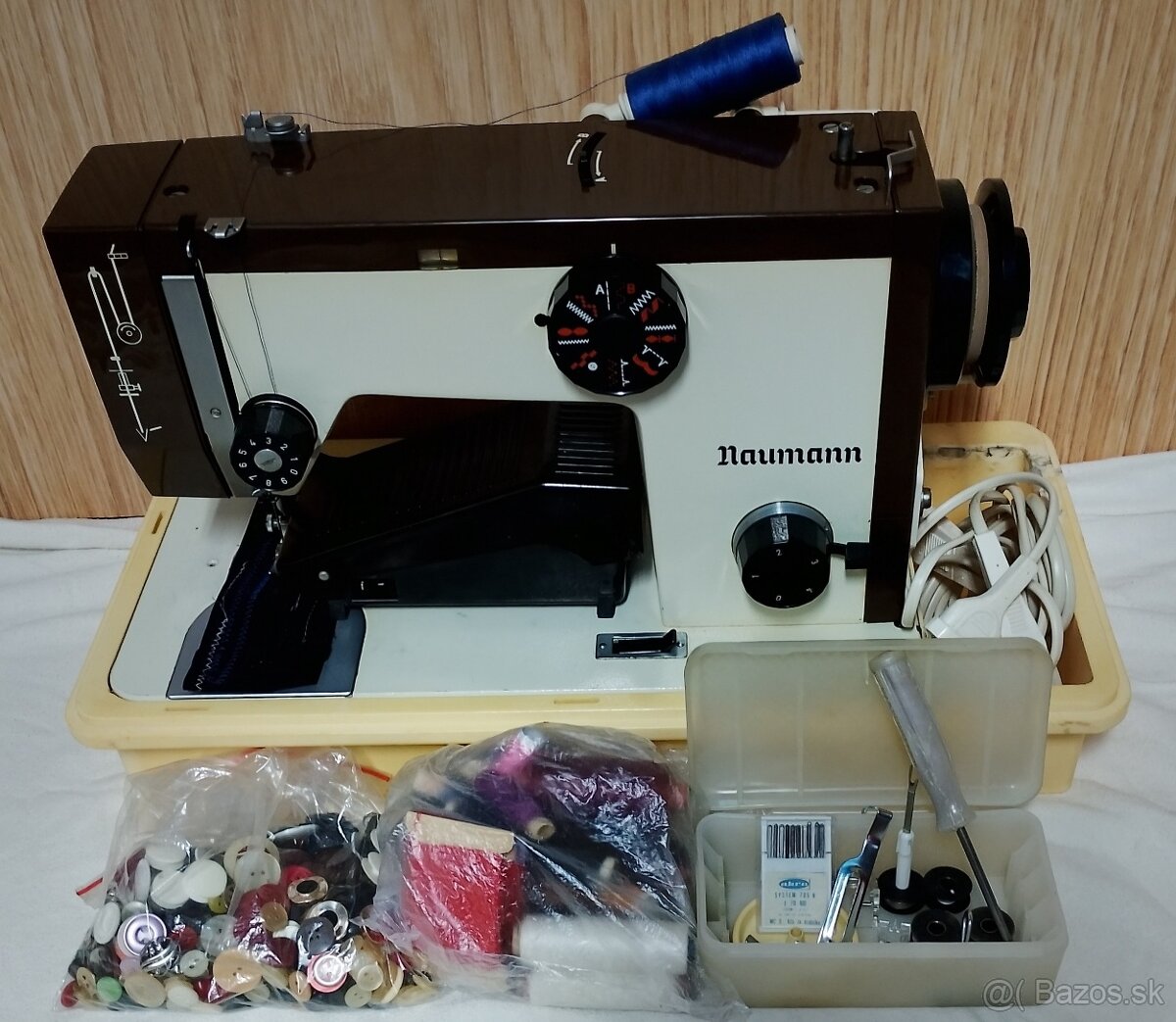 Kufríkový šijací stroj. - 2