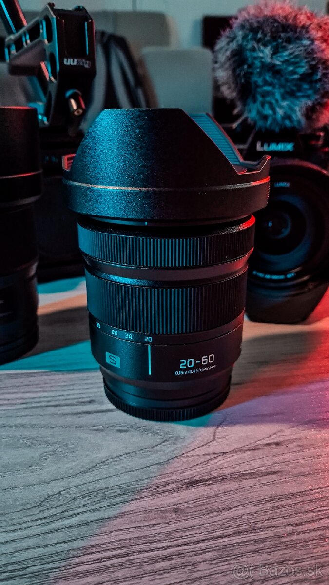 Panasonic Lumix S 20-60mm f/3.5-5.6
- 2
