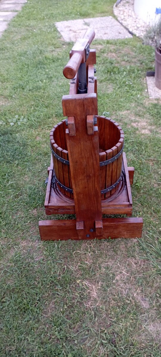 Starý drevený lis na hrozno - 2