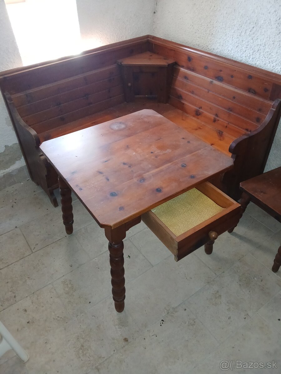 Predam starozitny masivny stol. - 2