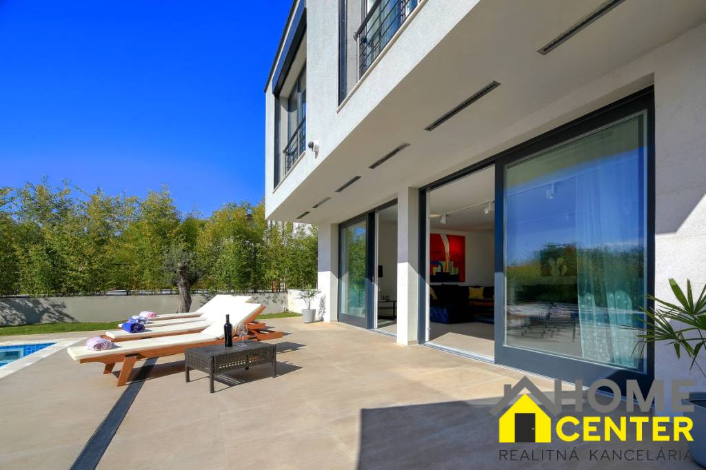 NA PREDAJ moderná vila /251 m²/ v atraktívnej lokalite, ostr - 2