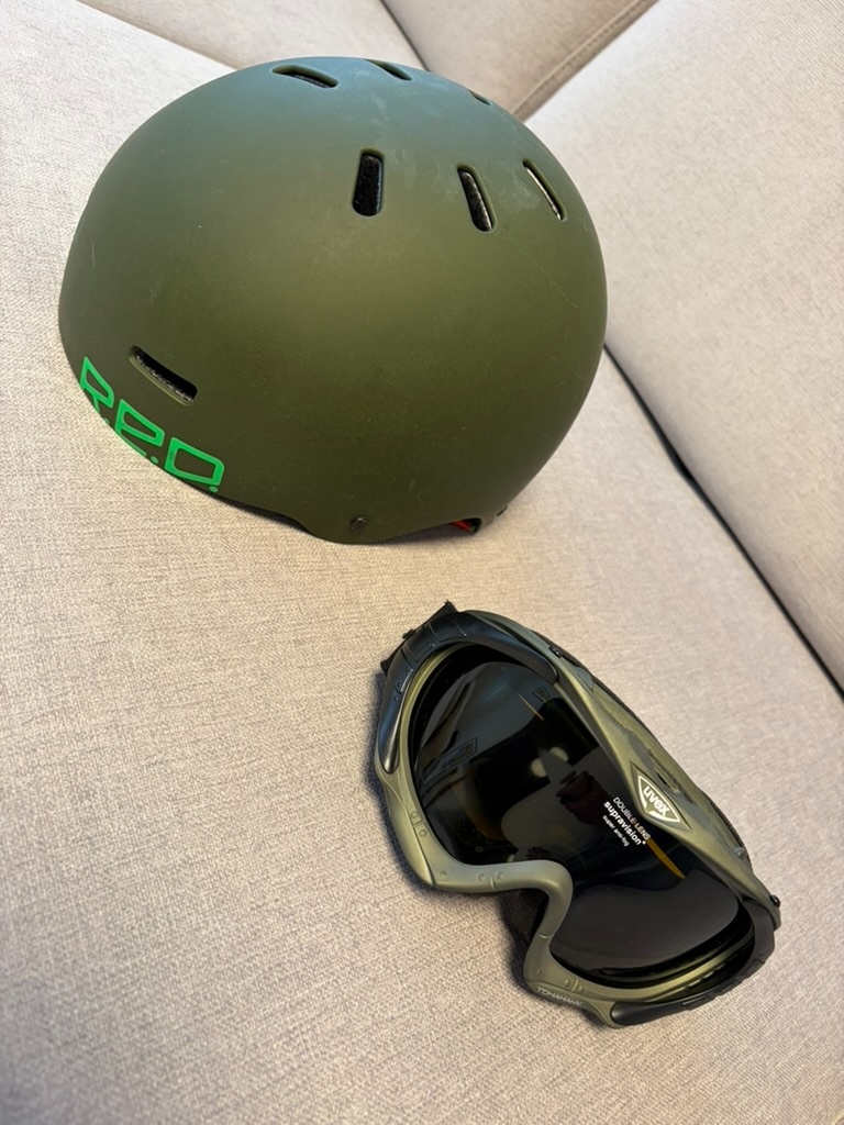 Bunda, prilba, okuliare - 2