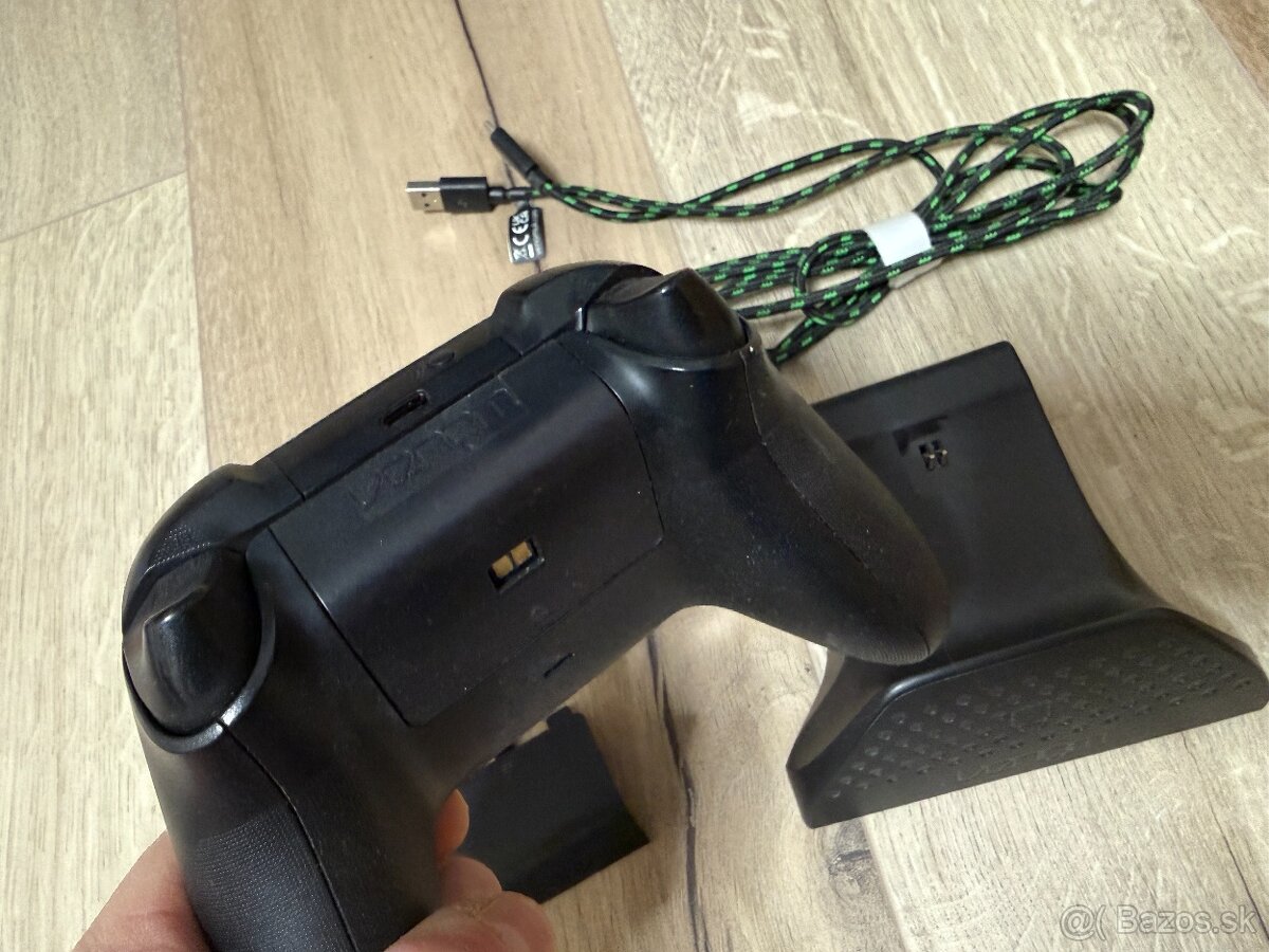 Xbox Wireless Controller Black + Dokovacia stanica Venom - 2