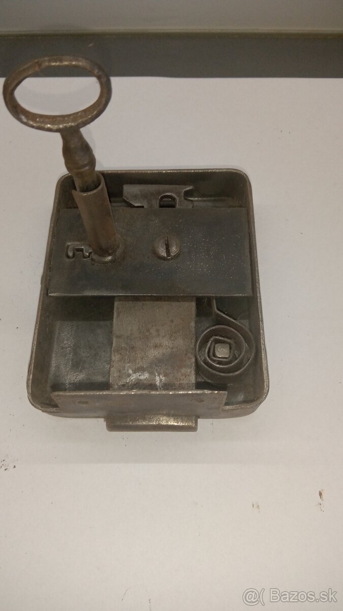 Starožitný krabicový zámek - 2