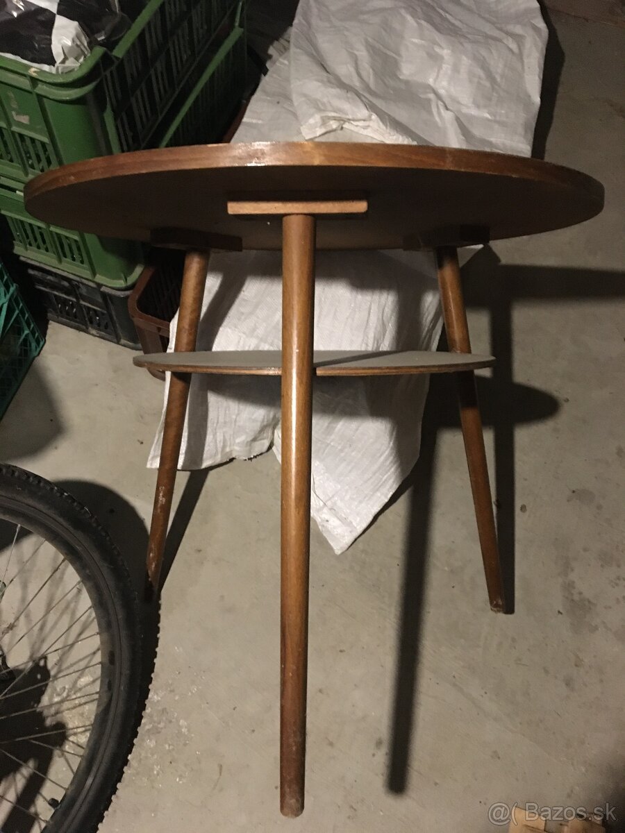 Starý stolík a stoličky - 2