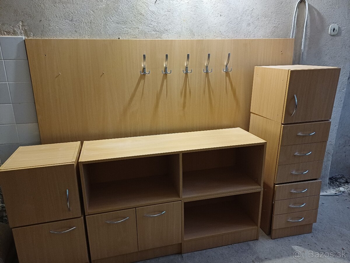 Predám vešiakovú stenu - 2