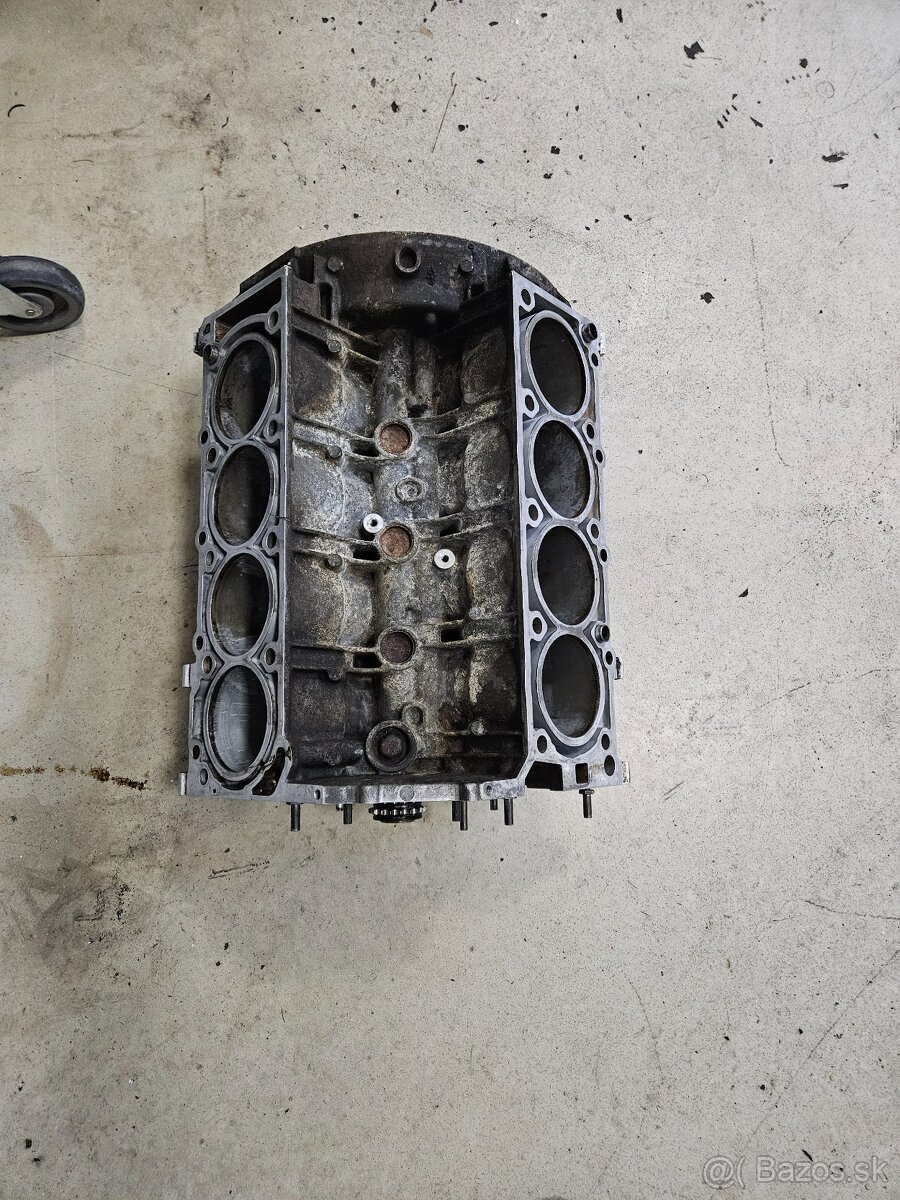 BLOK V8 MERCEDES - 2