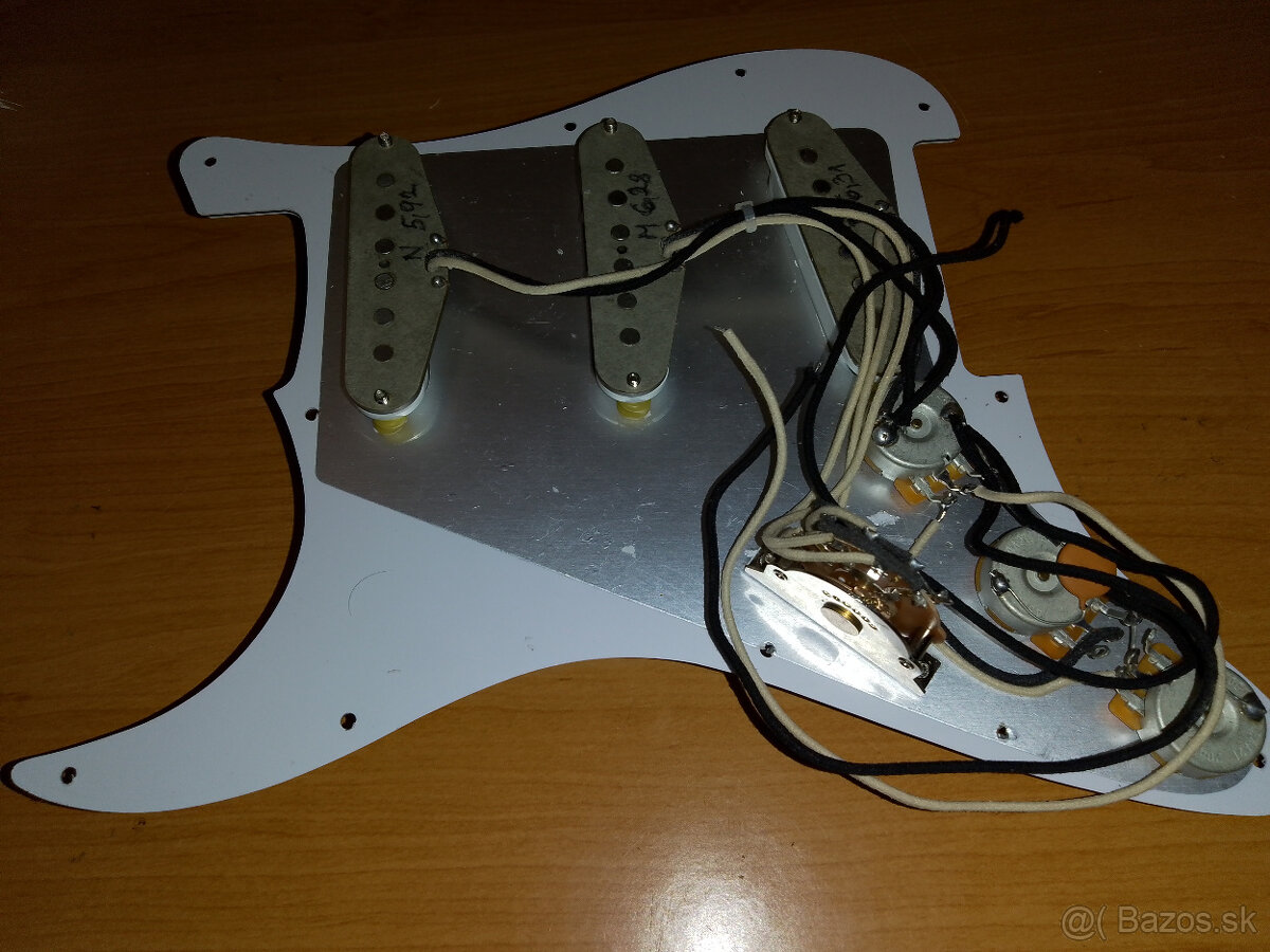 Predám nový kompletne zapojený pickguard na stratocaster - 2