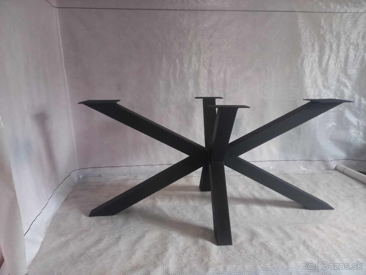 Jedálenský stôl . - 2