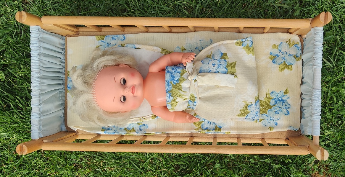 retro postielka s bábikou - 2