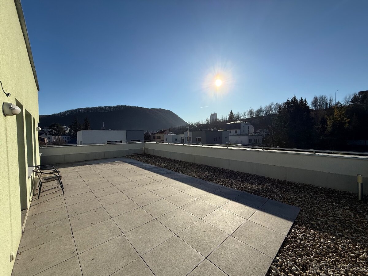 Predaj 2.5 izb. exkluzívny byt v centre BB s veľkou terasou - 2