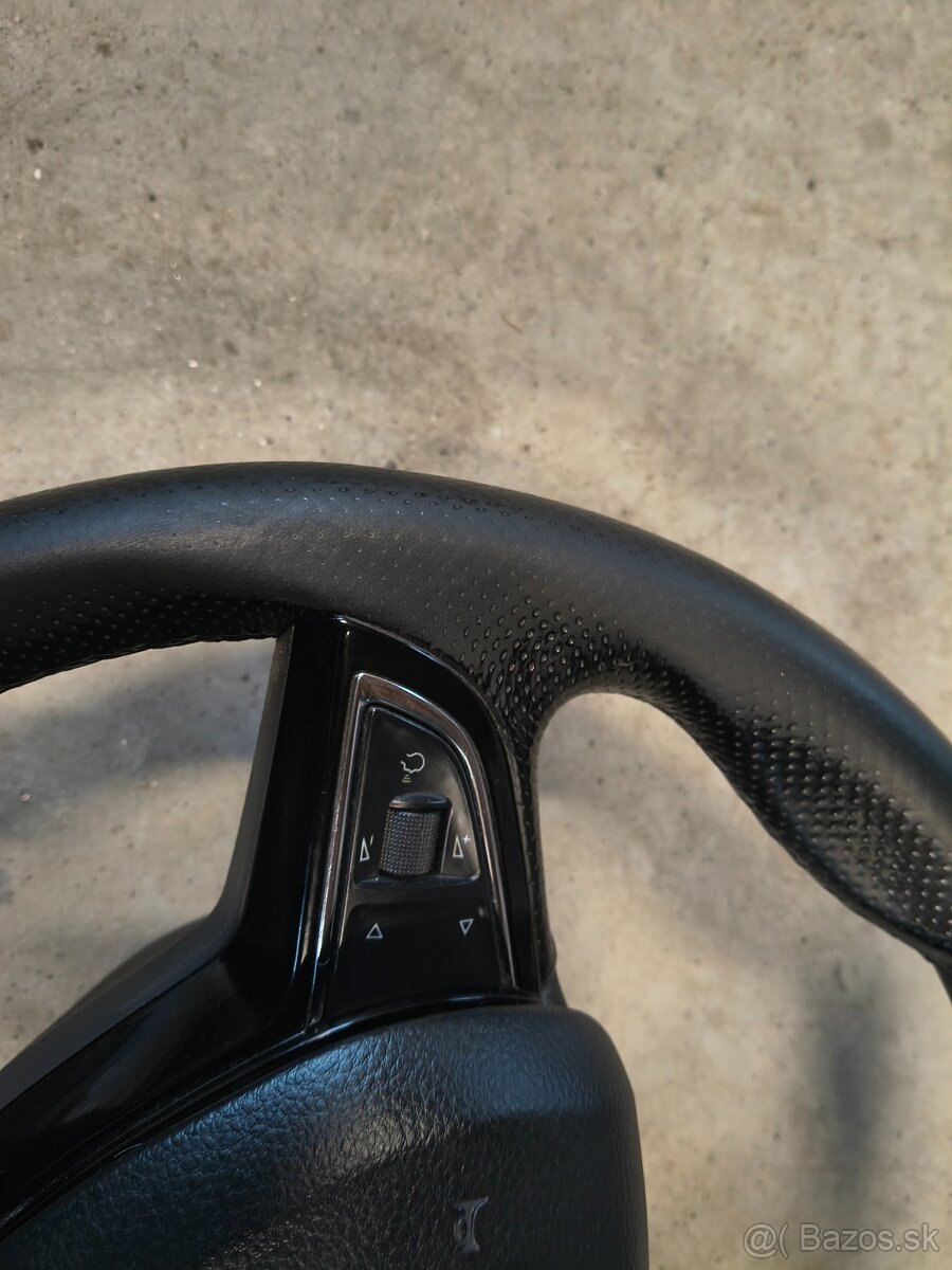 Predam zrezany multifunkcny volant - 2