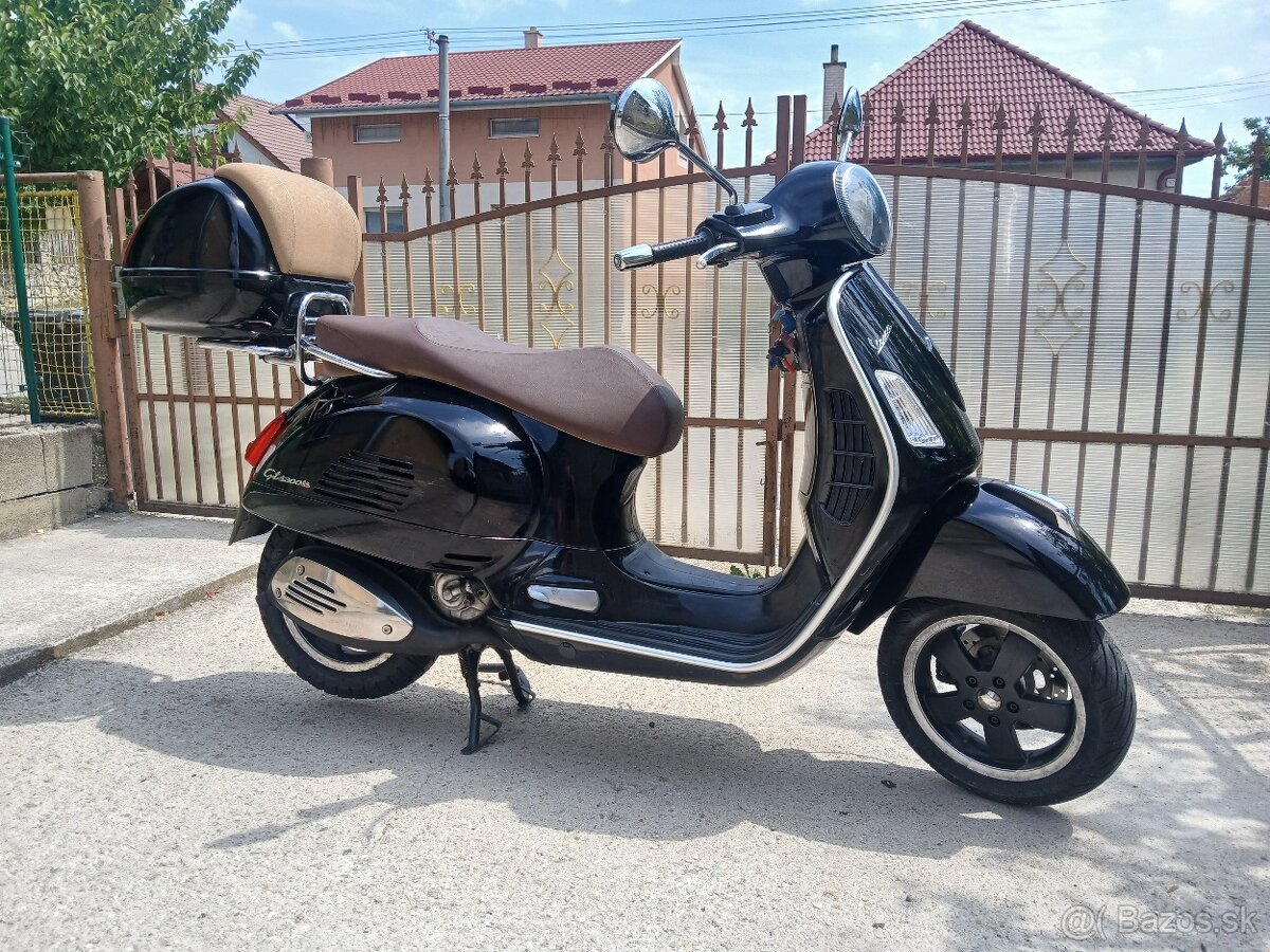 Piaggio Vespa GTS 300 - 2