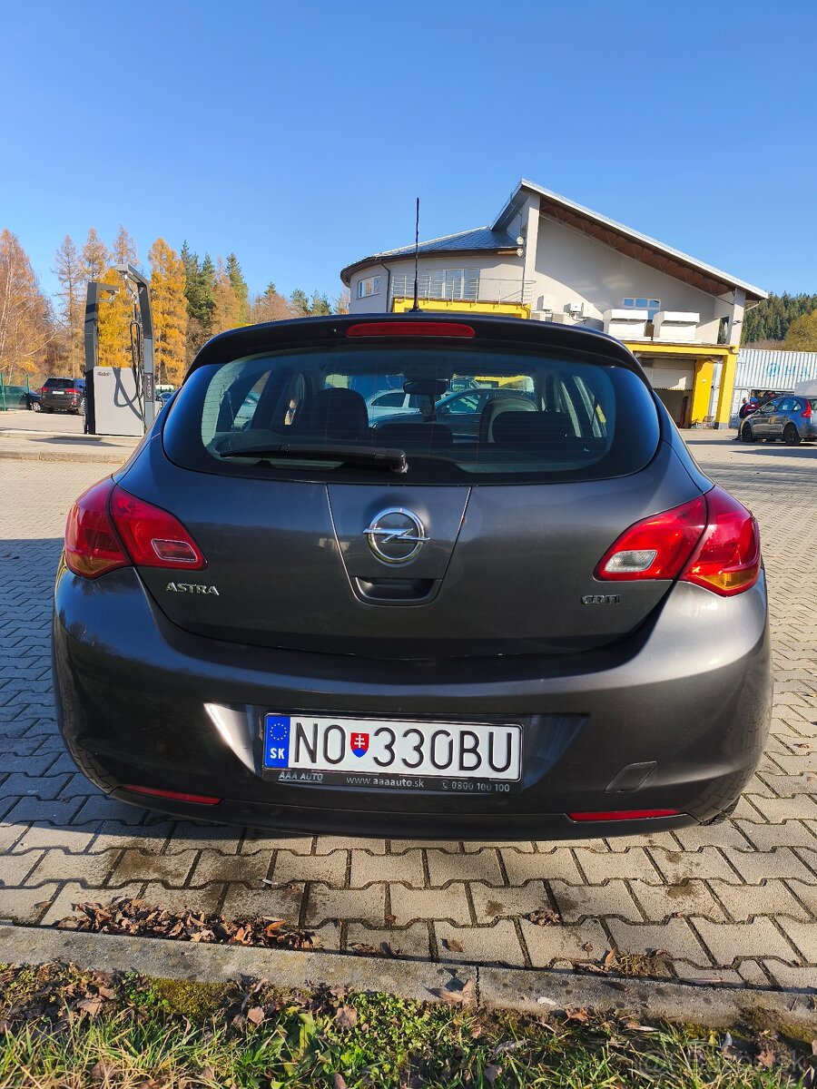 Opel Astra 1.7CDTi rok výroby 2012 - 2