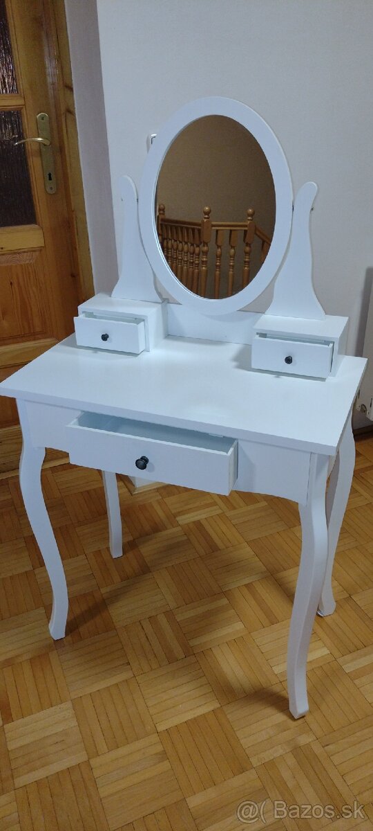 Kozmetický stolík - 2