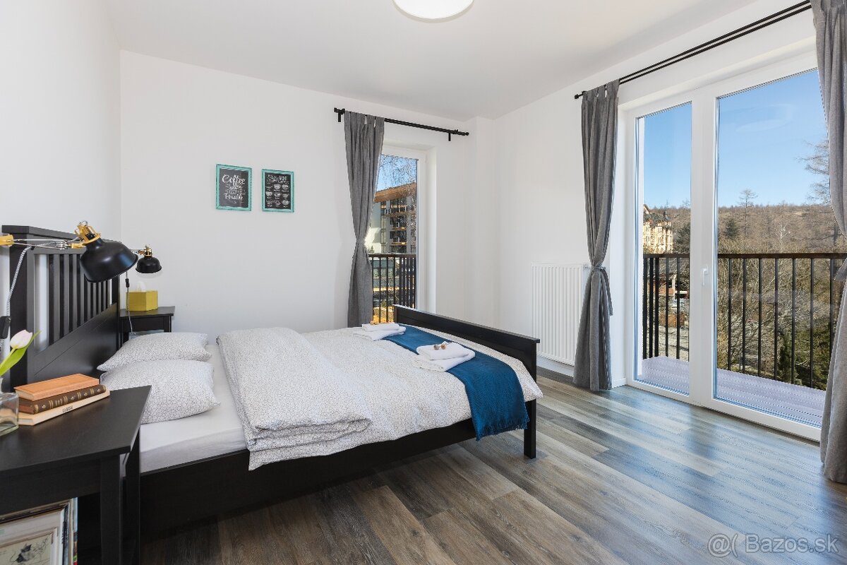 Posteľ a nočné stolíky HEMNES - 2