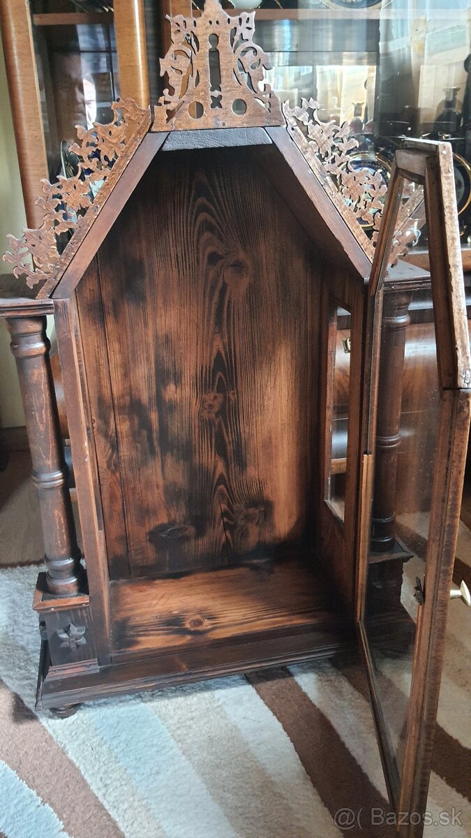 Starozitny relikviár a religiozne sochy. - 2