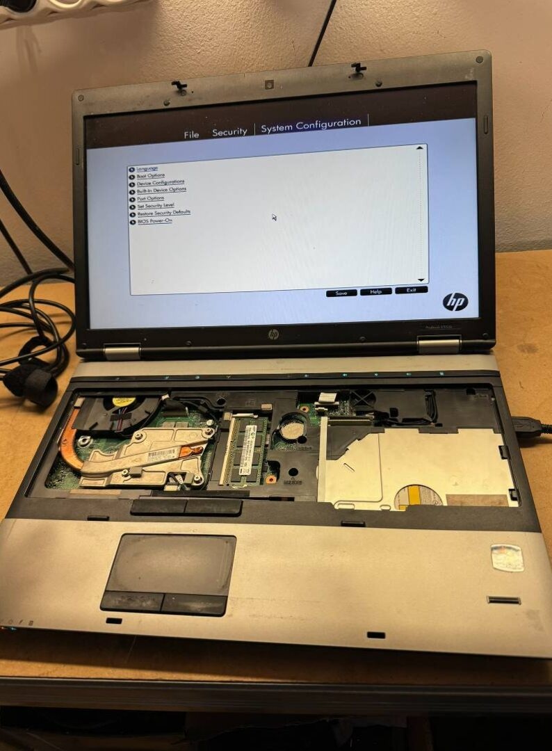 Predám pokazený notebook na náhradné diely zn.HP 6555b. - 2