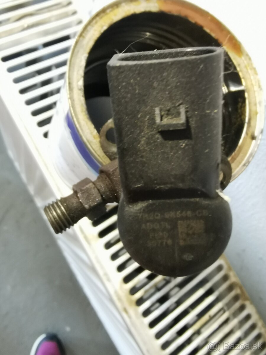 Predám 1ks vstrekovača land rover 3 / range rover sport 2.7 - 2