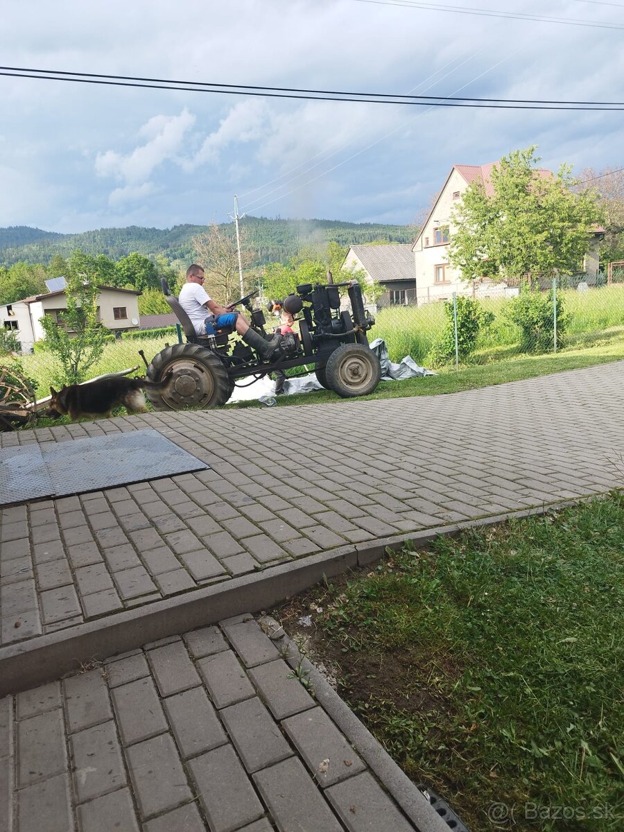 Traktor s přislusenstvím - 2