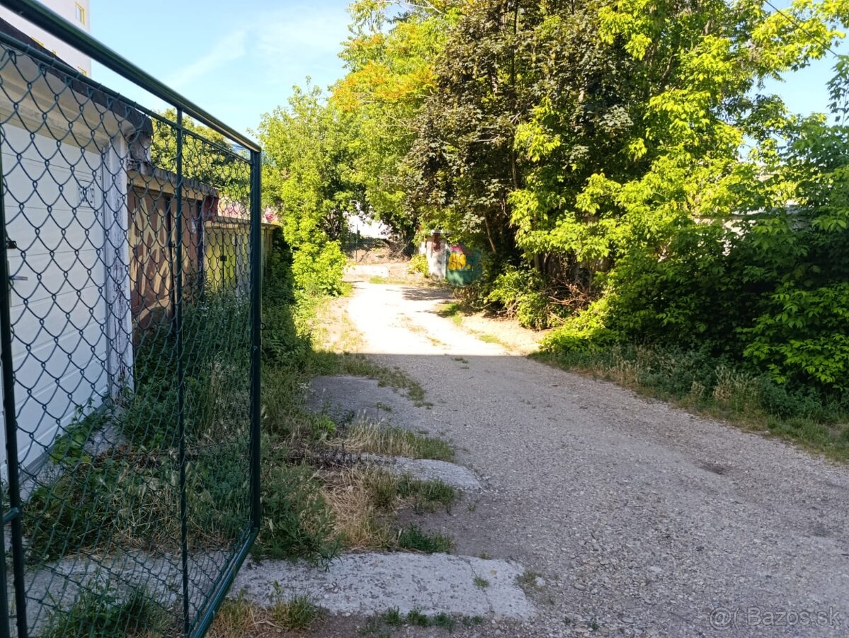 Predam garaz na Kocelovej ulici, - 2