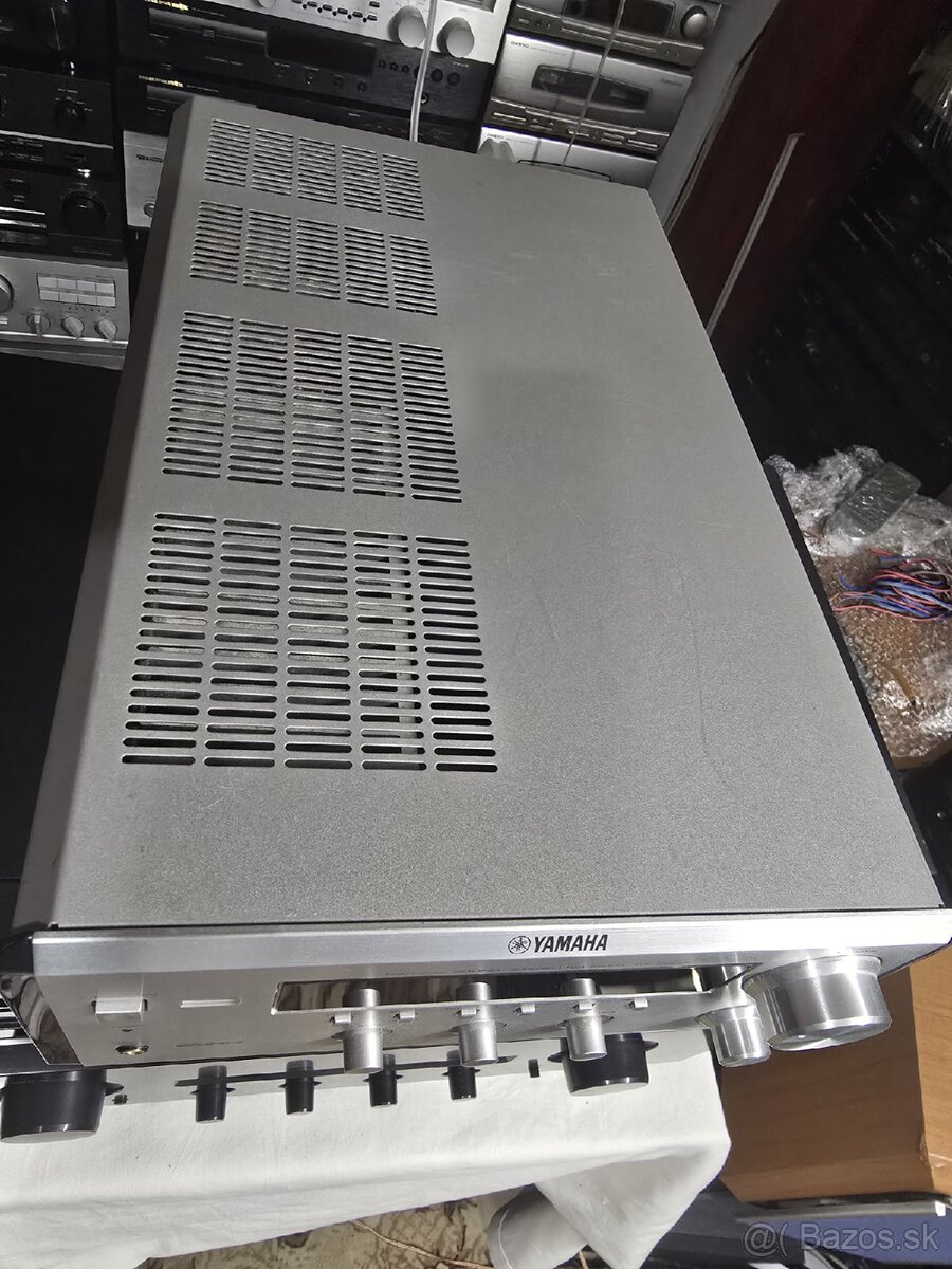 Yamaha RX-E600 výkonný mini stereo receiver - 2