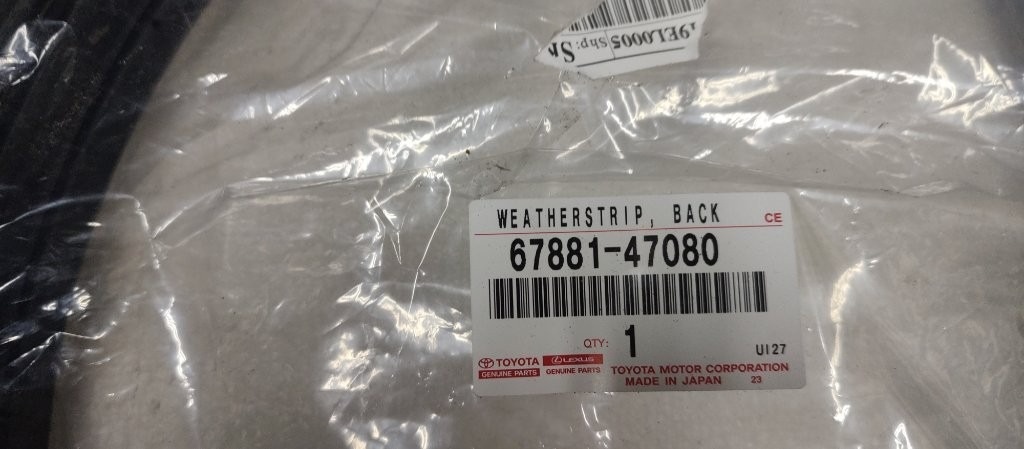 Toyota Prius V 5 - pirela Mercedes EQB Vito - kryt zrkadla - 2