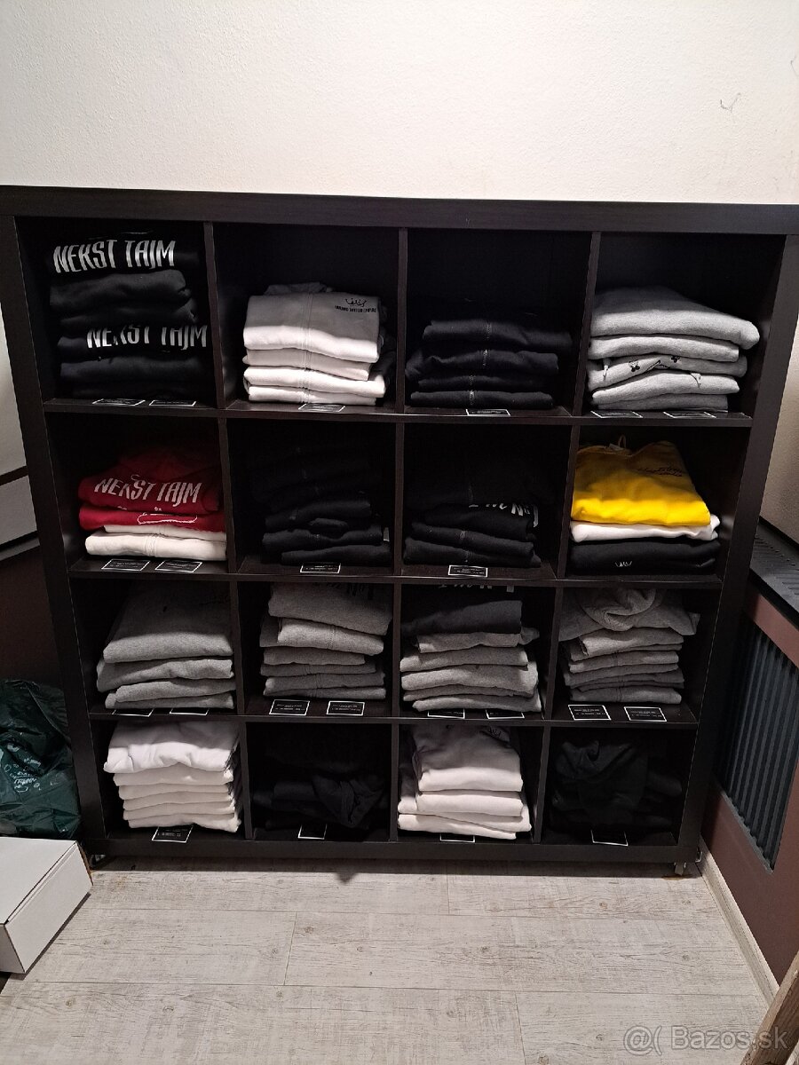 Police do predajne masiv - 2