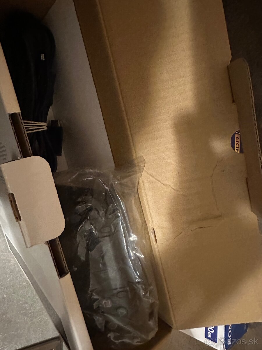 Ps4 slim 500gb - top stav - 2