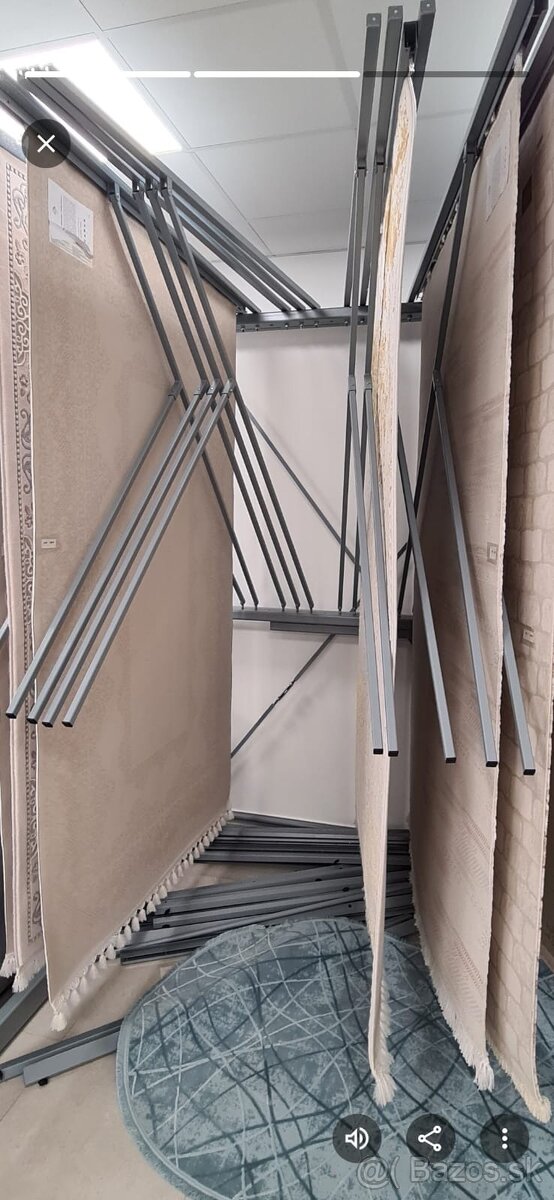 Stojan na koberce do predajne - 2