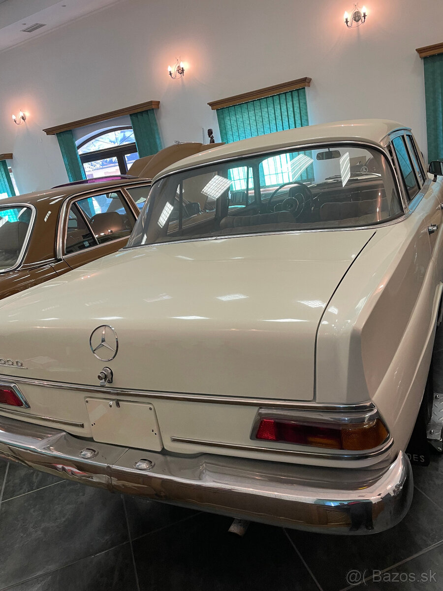Mercedes 110-200 D - 2