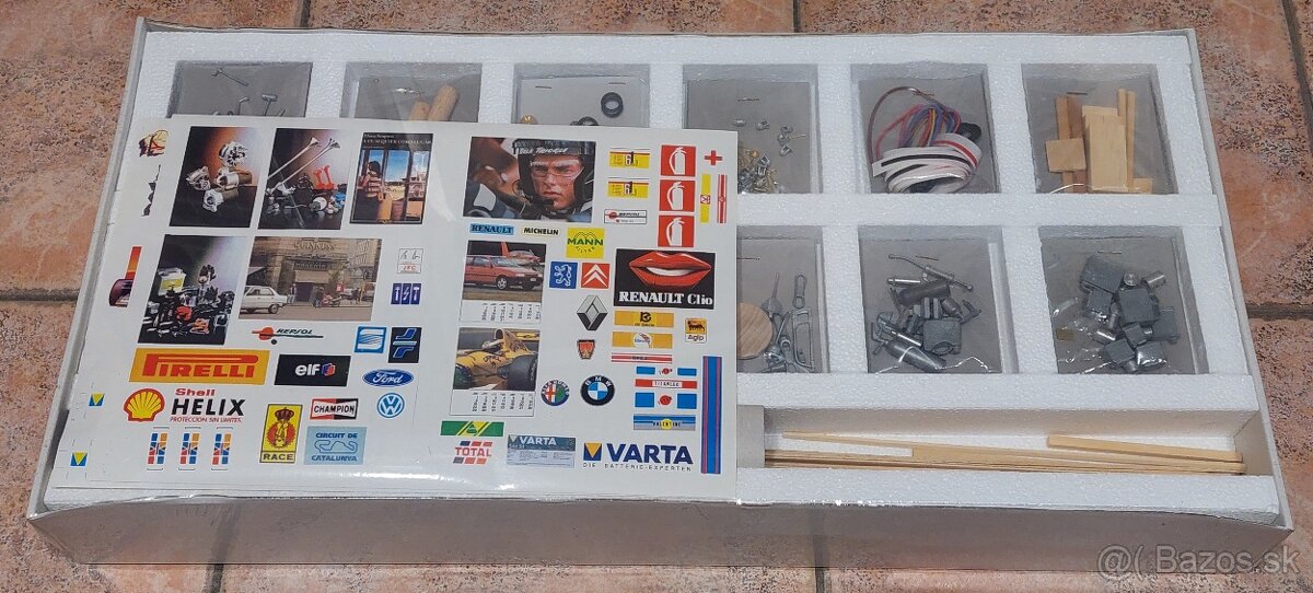 Dioráma autodielne s doplnkami - 1:18 - 2