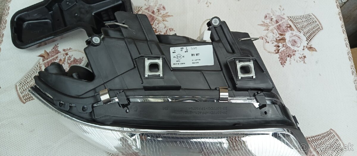 Prave predne svetlo audi a6 c5 - 2