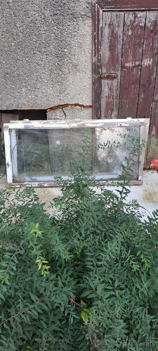 Darujem 6x male a 2x velke okna na hospodarsku budovu. - 2