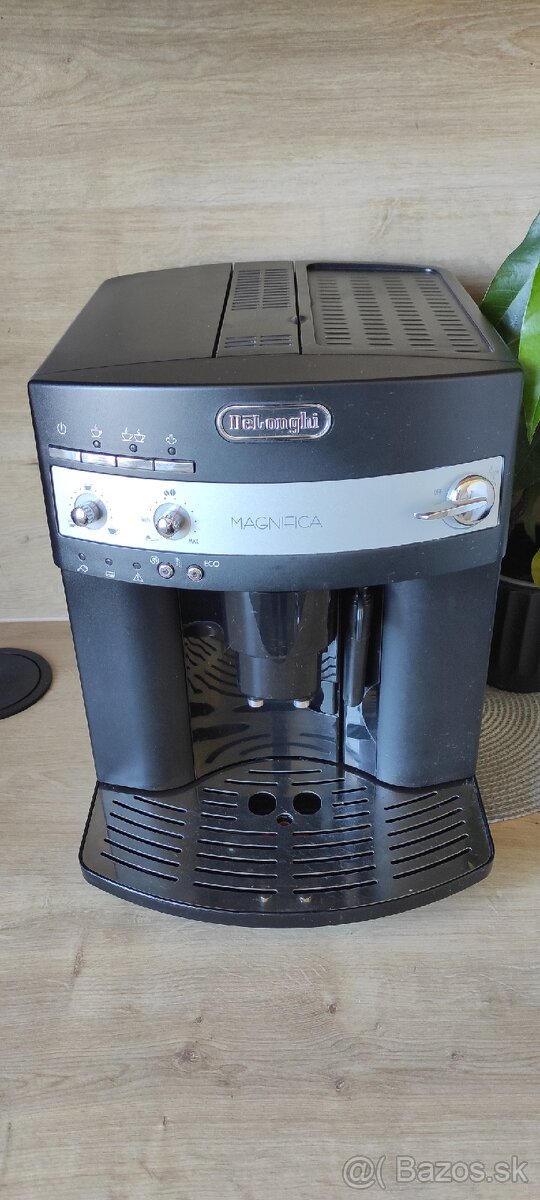 Predám automatický kávovar De'Longhi Magnifica ESAM 3000.B - 2