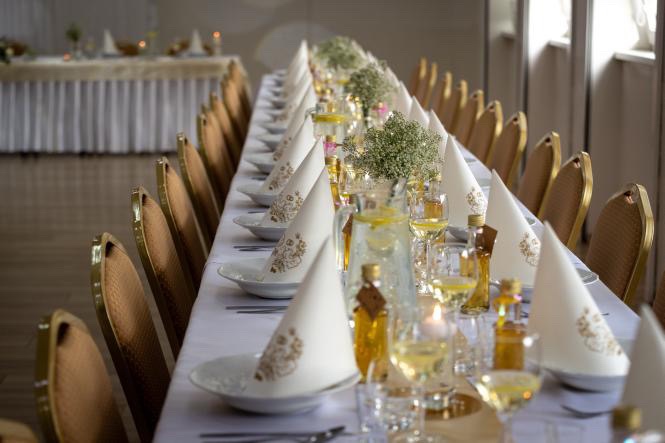 Svadobná výzdoba, návleky na stoličky, sukne, obrusy - 2