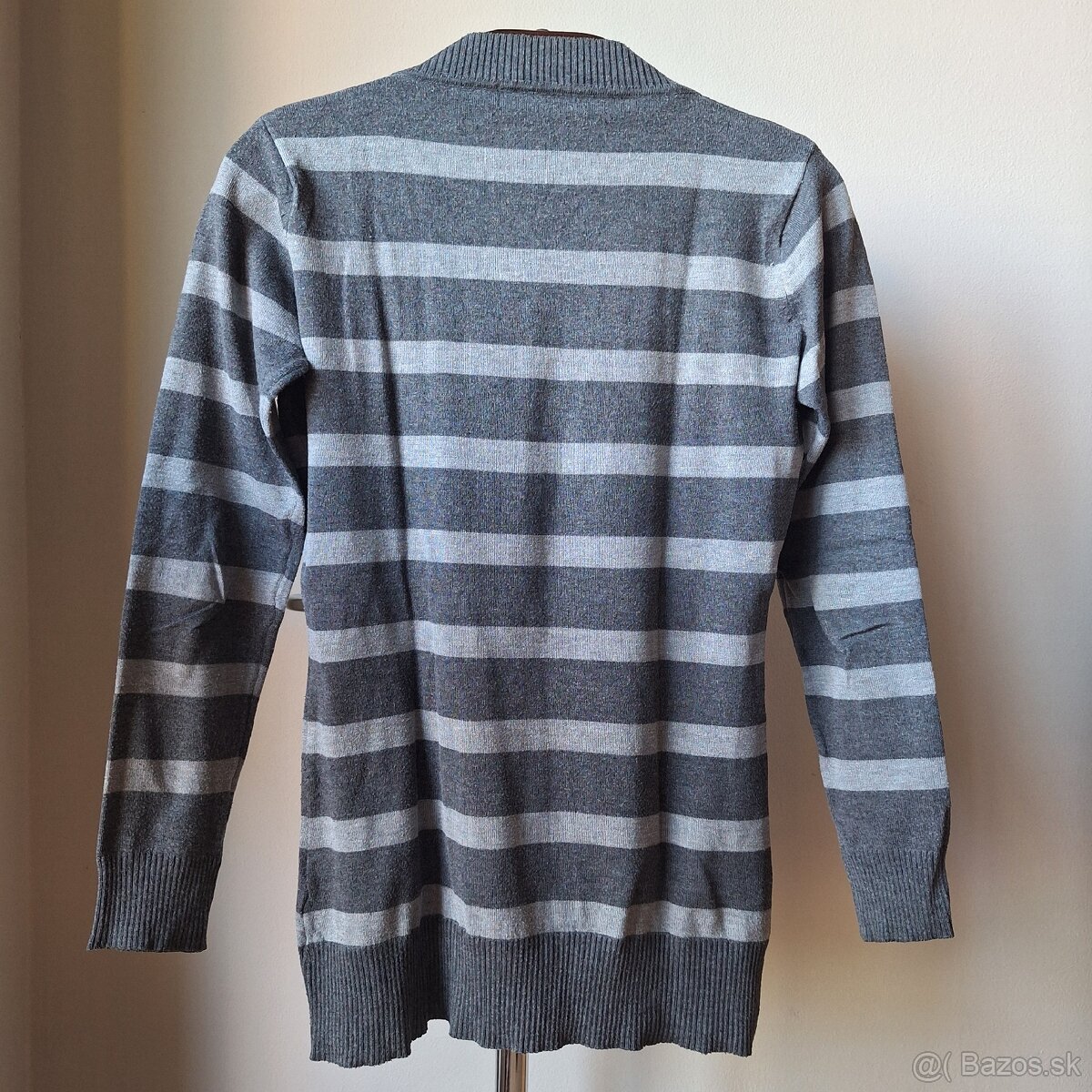 Predĺžený sveter (v. M/L) 3 € - 2