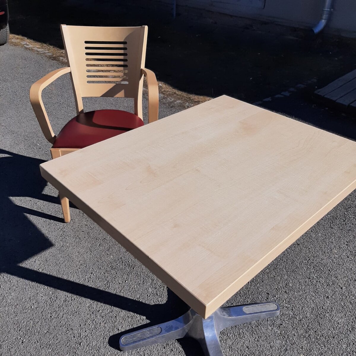 Predam stoly a stolicky z cukrarne - 2