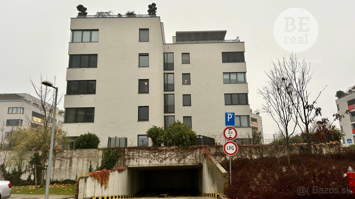 Na predaj parkovacie miesto v garáži v projekte Malé Krasňan - 2