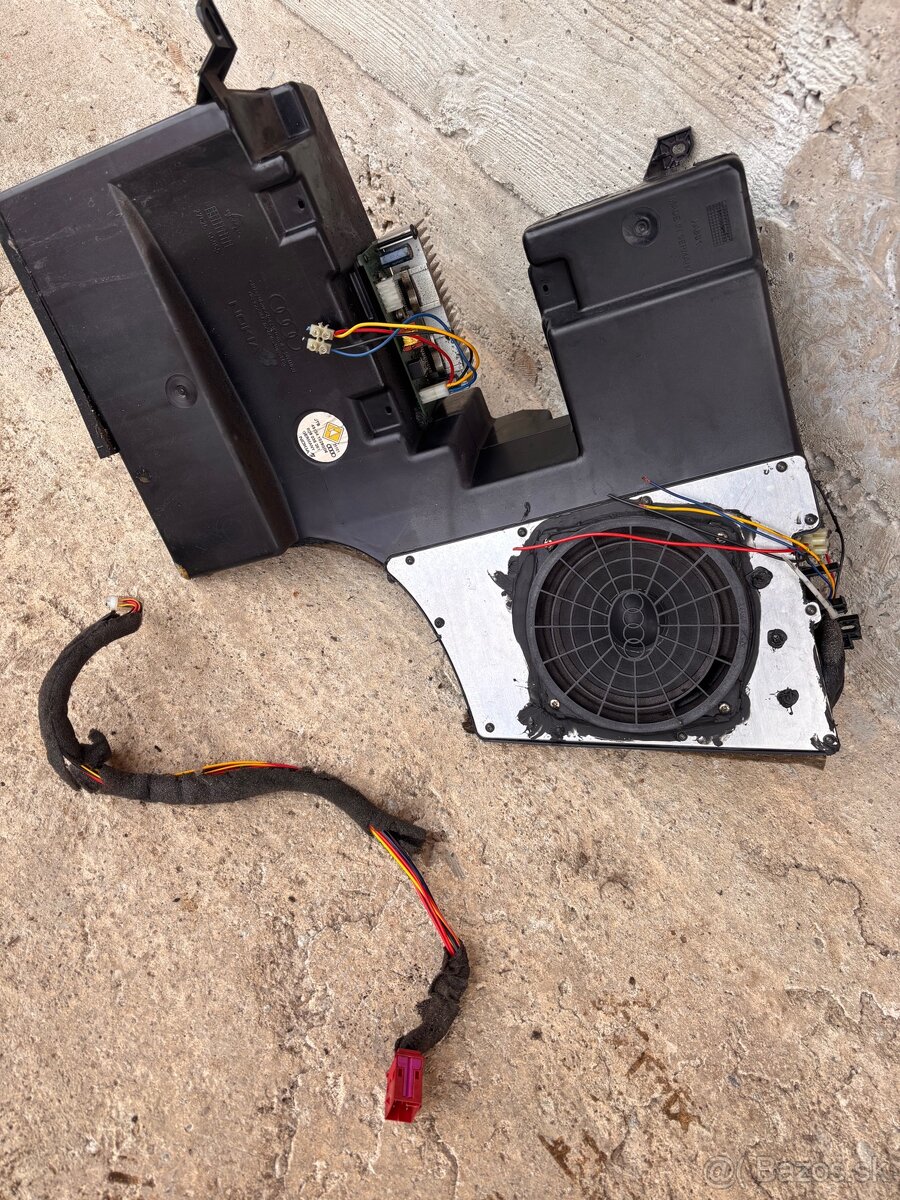 Subwoofer z Audi A4 B5 - 2