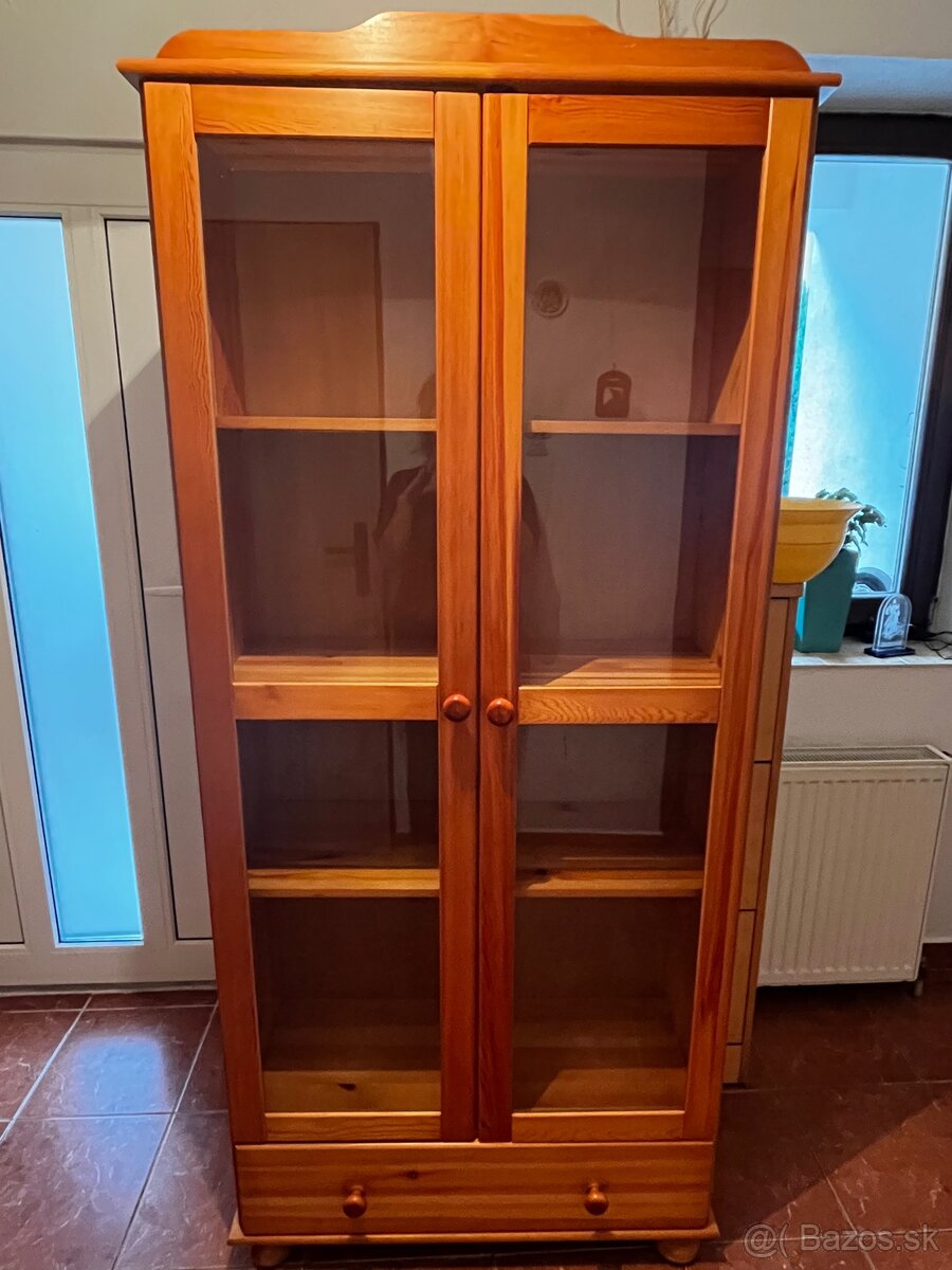 Drevenná vitrína - 2