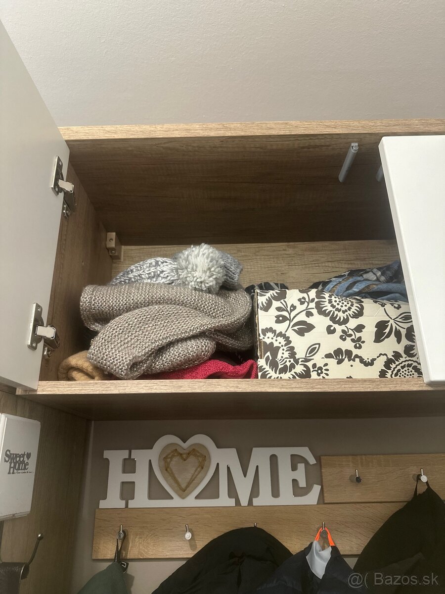 Skrinka zavesená - 2