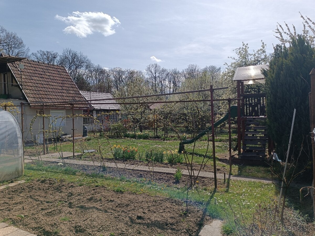 Záhrada s murovanou chatou - 2