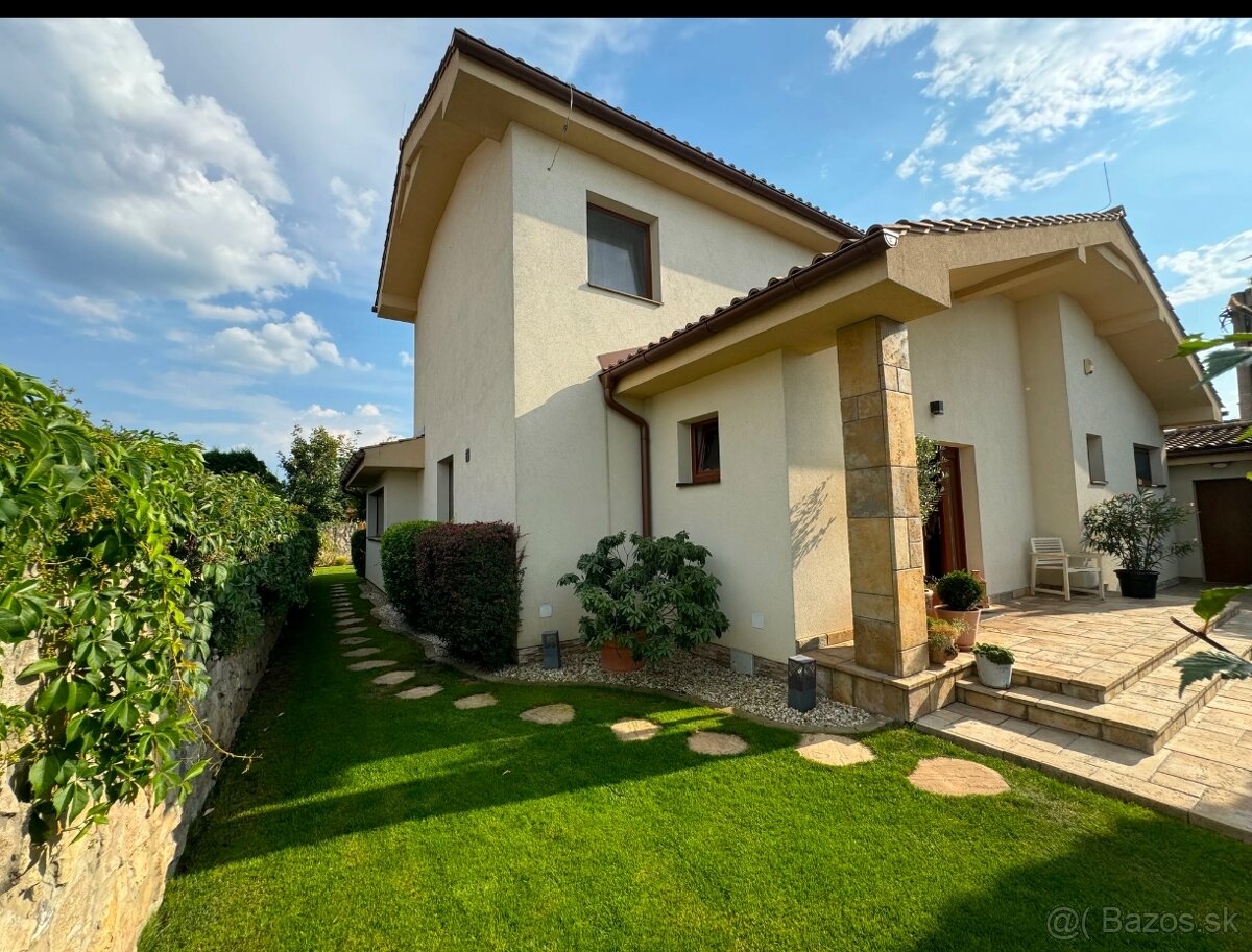 Predaj priestranného 4-izbového rodinného domu v stredomo - 2