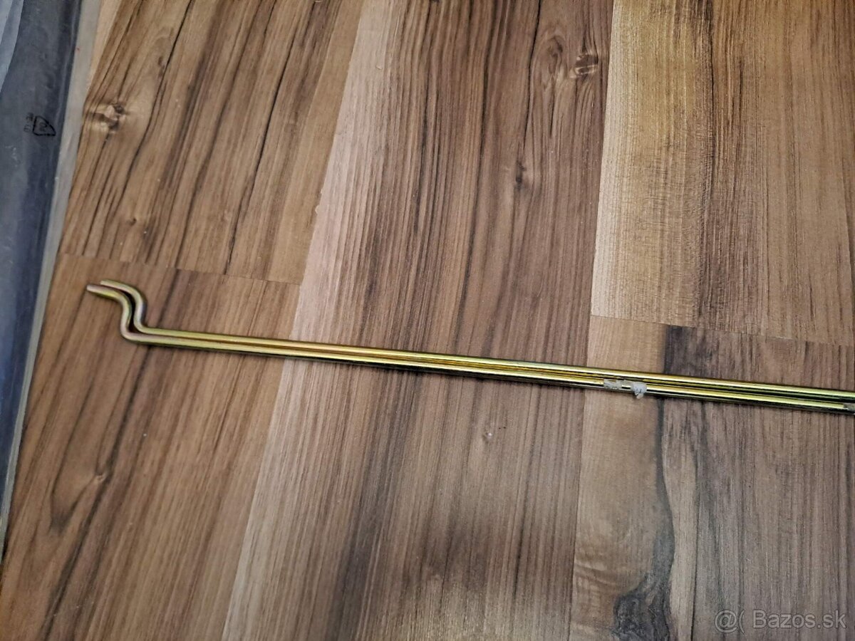 Felicia podpera kapoty - 2