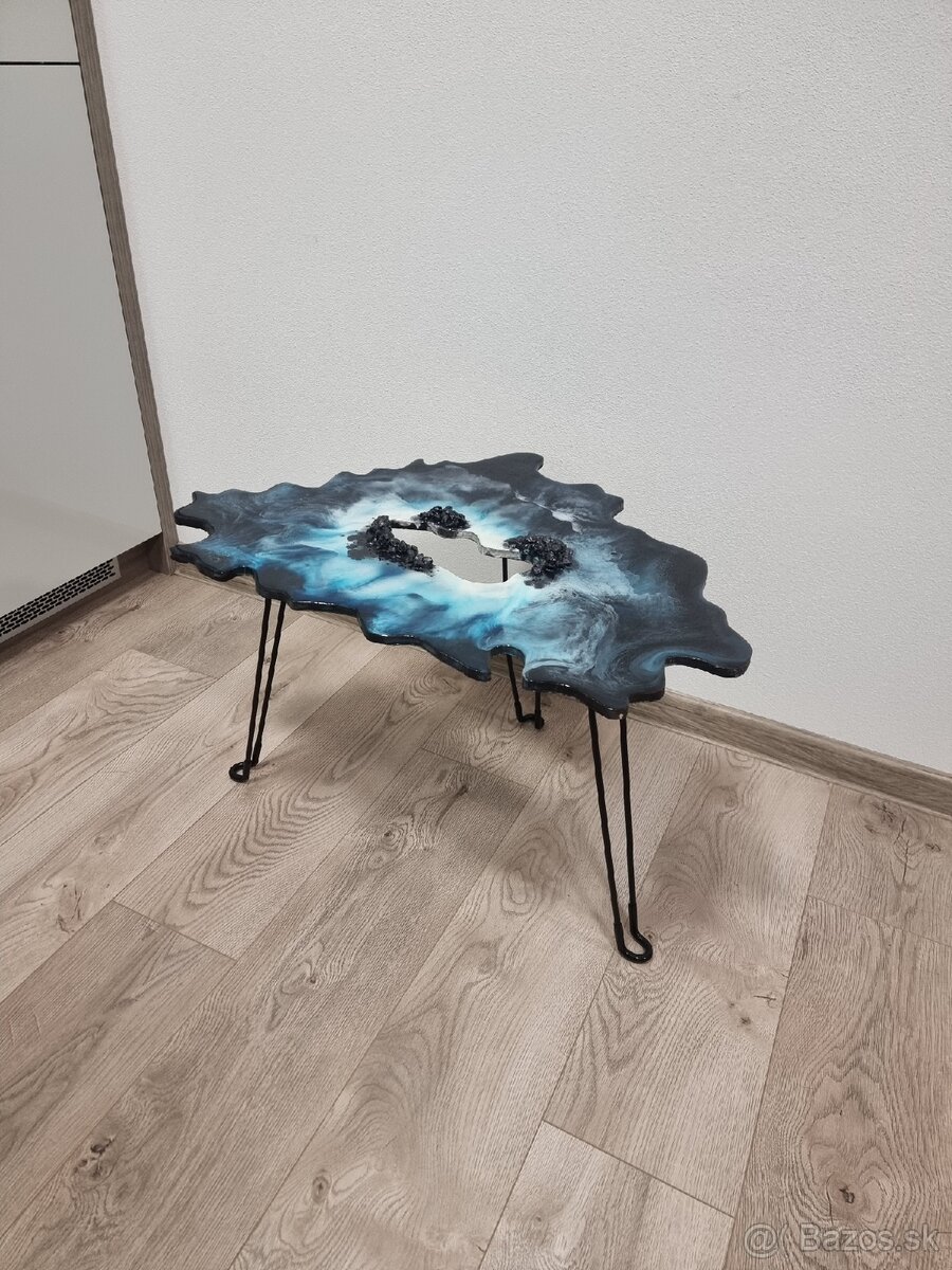 Stolík zo živice - 2